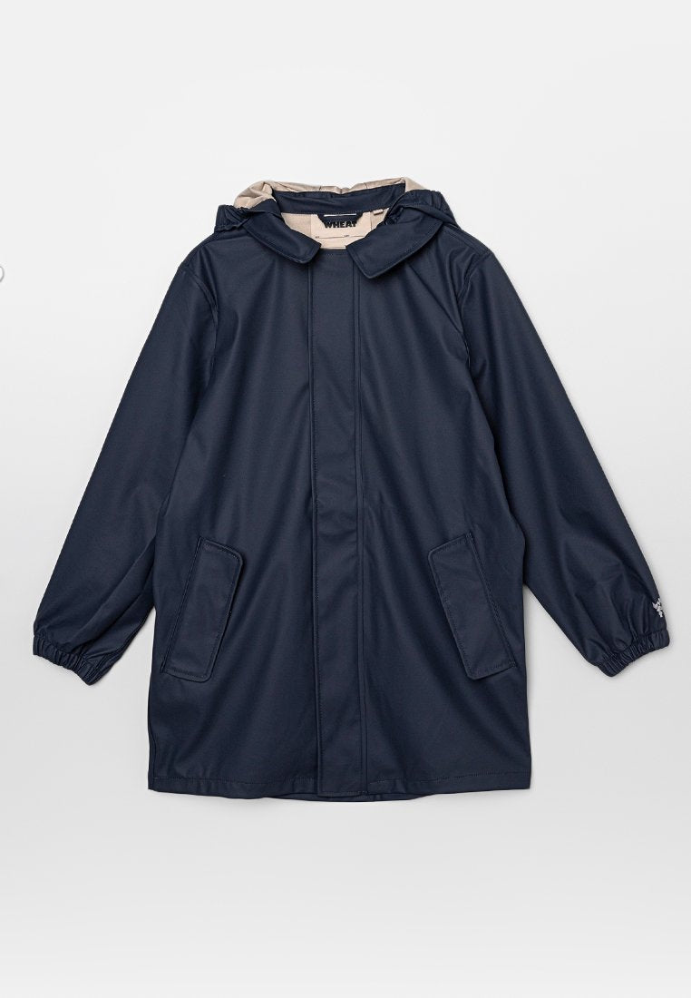 Navy wasserfester Regenmantel mit Kapuze, langen Ärmeln, elastischen Bündchen und zwei aufgesetzten Vorderentaschen. Glatte Textur mit einem minimalistischen Design.
