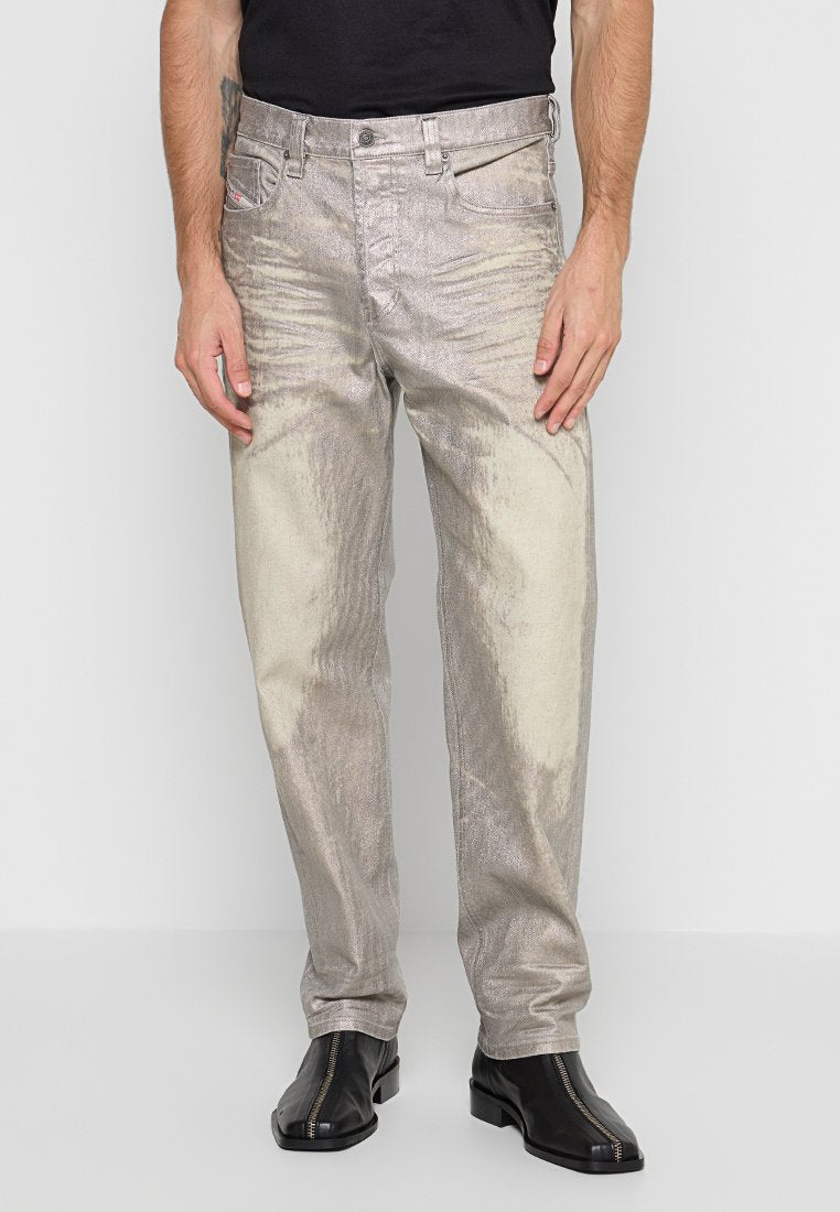 Metallic silberne Jeans mit einem leicht abgetragenen Finish, ausgestattet mit fünf Taschen, einem normalen Taillengürtel und eleganten schwarzen Stiefeletten.