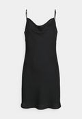 Schwarzes Slip-Kleid mit einem schulterfreien Ausschnitt und dünnen, verstellbaren Trägern. Glattes, leichtes Material mit einem leicht fließenden Schnitt.