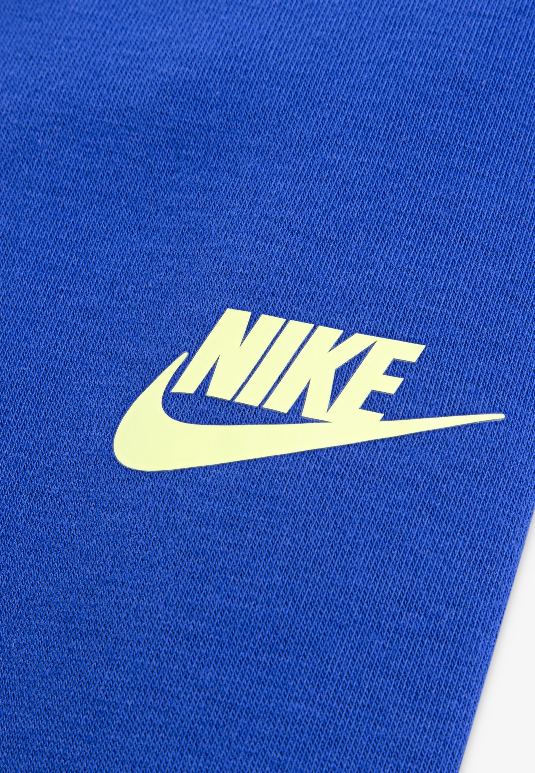 Nike Sportswear ON THE MOVE CREW SET