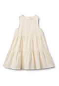 Hellcremiges Kleid mit ärmellosem Design, mehrlagigem Rüschensaum, strukturiertem Stoff und rundem Ausschnitt. Schlichte und fließende Silhouette.