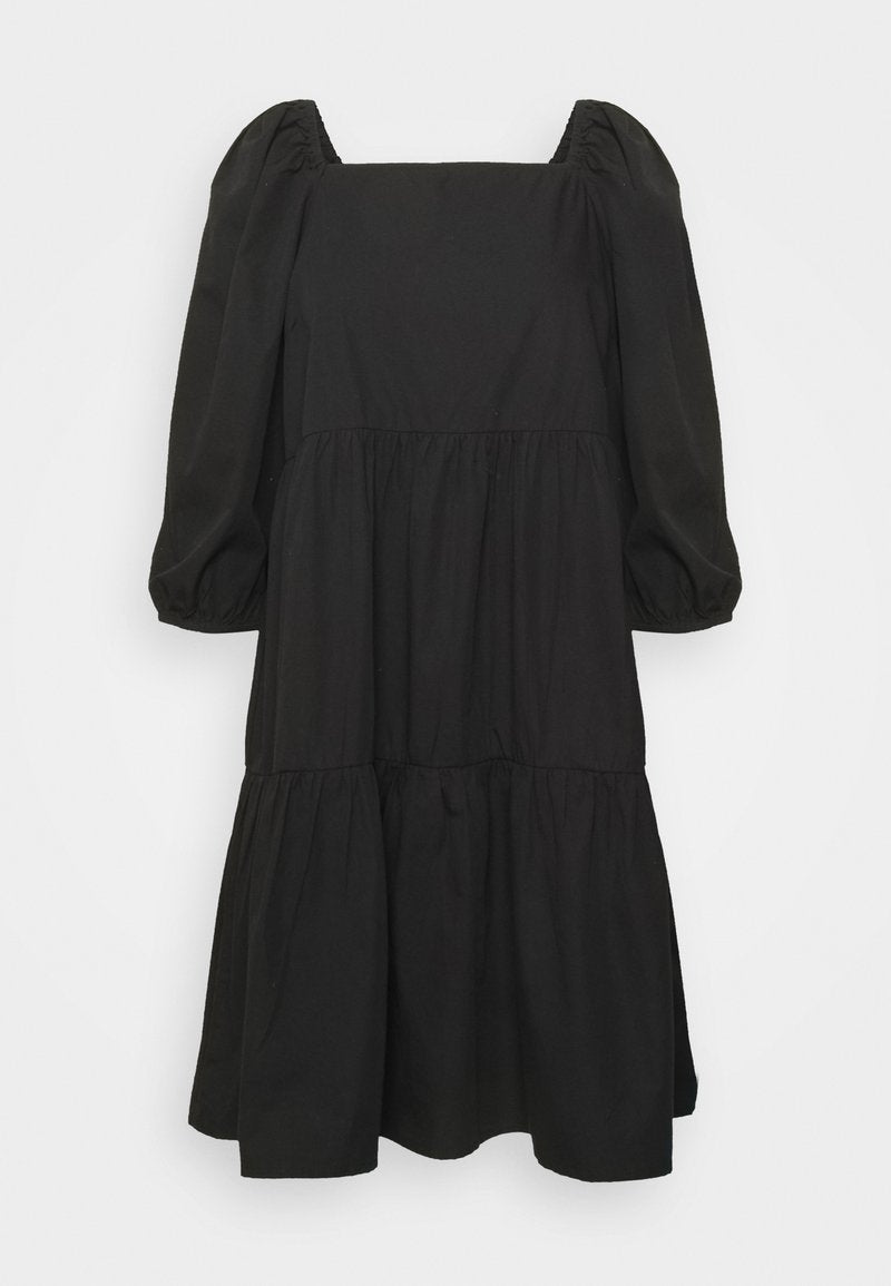 Schwarzes Baumwollkleid mit quadratischem Ausschnitt, puffartigen Ärmeln und einem gestuften Design. Verfügt über eine glatte Textur und eine fließende Silhouette.