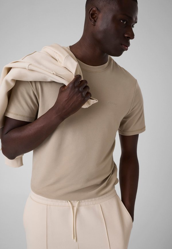 Guess BESTICKTES LOGO-T-SHIRT - Basic T-shirt - beige