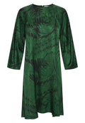 Grünes Kleid mit einem wirbelnden schwarzen Muster, langärmlig, mit rundem Halsausschnitt und lässiger Passform. Hergestellt aus leichtem Stoff.