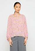 Bluse mit floralem Muster in Pink mit gelben und grünen Akzenten. Lockere Passform, lange Ärmel mit elastischen Bündchen und einer Bindegarnitur am Ausschnitt.