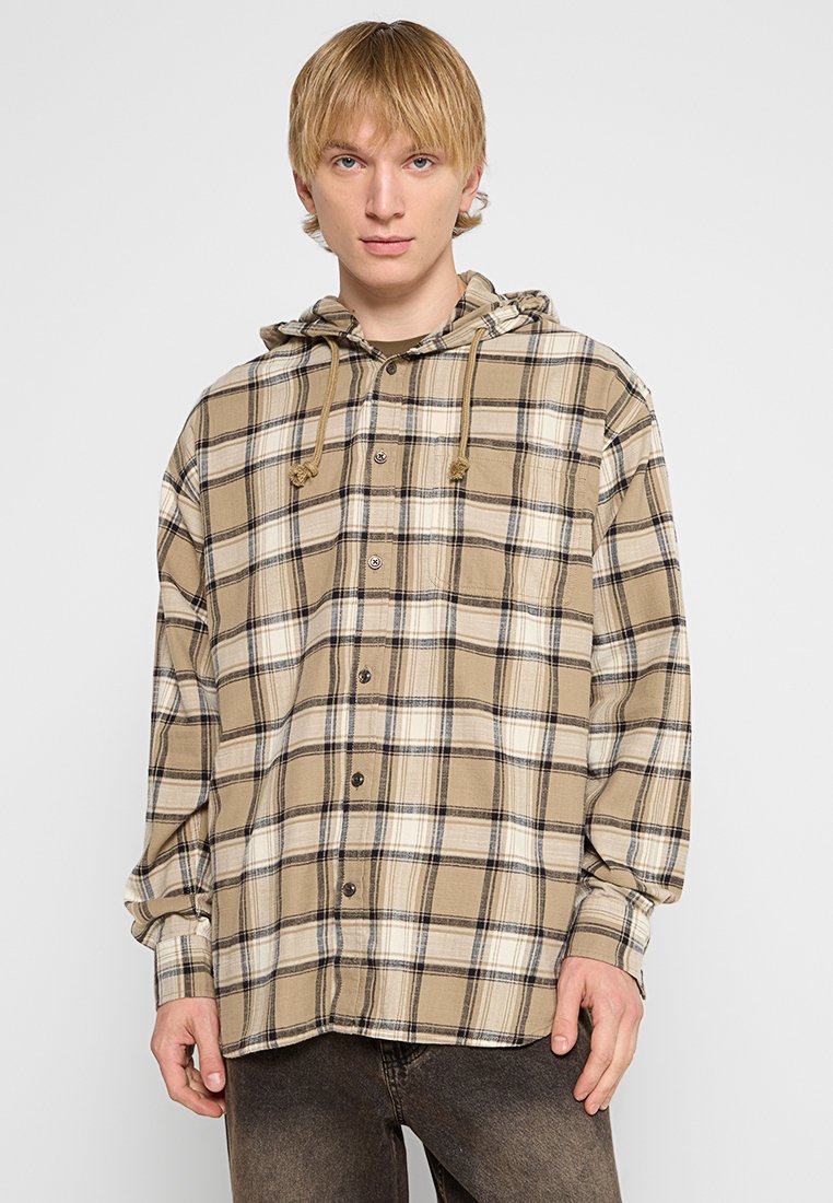 Beige karierter Flanellhemd mit Kapuze, ausgestattet mit braunen, schwarzen und weißen Karomustern, Knopfverschluss und Kordelzug am Hals.
