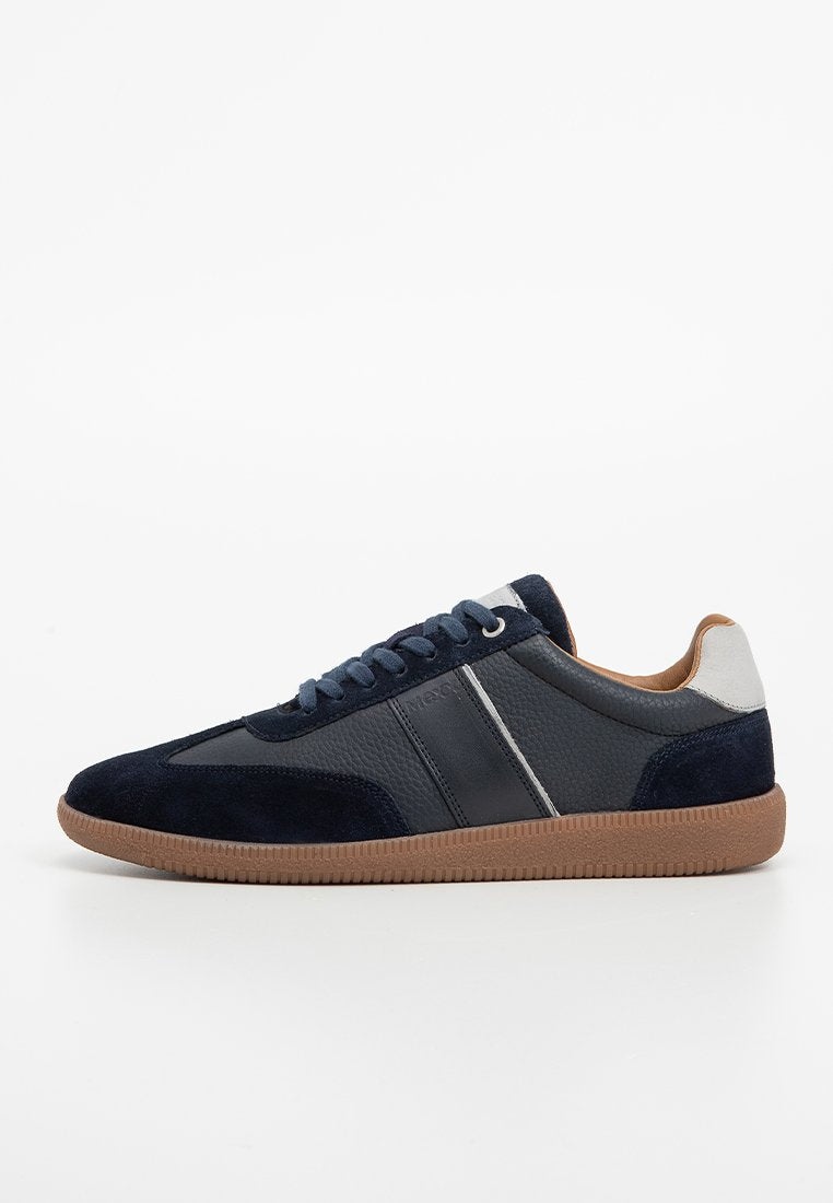 Marineblaue Sneakers mit Obermaterial aus Wildleder und Leder, grauen Akzenten, strukturierten Seitenpanelen, gepolstertem Kragen und Gummisohle.