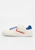 Weißer Low-Top-Sneaker mit blauen Schnürsenkeln, rotem Seitenstreifen, blauer Fersenlasche und einem Klettverschluss oben mit Geox-Branding.