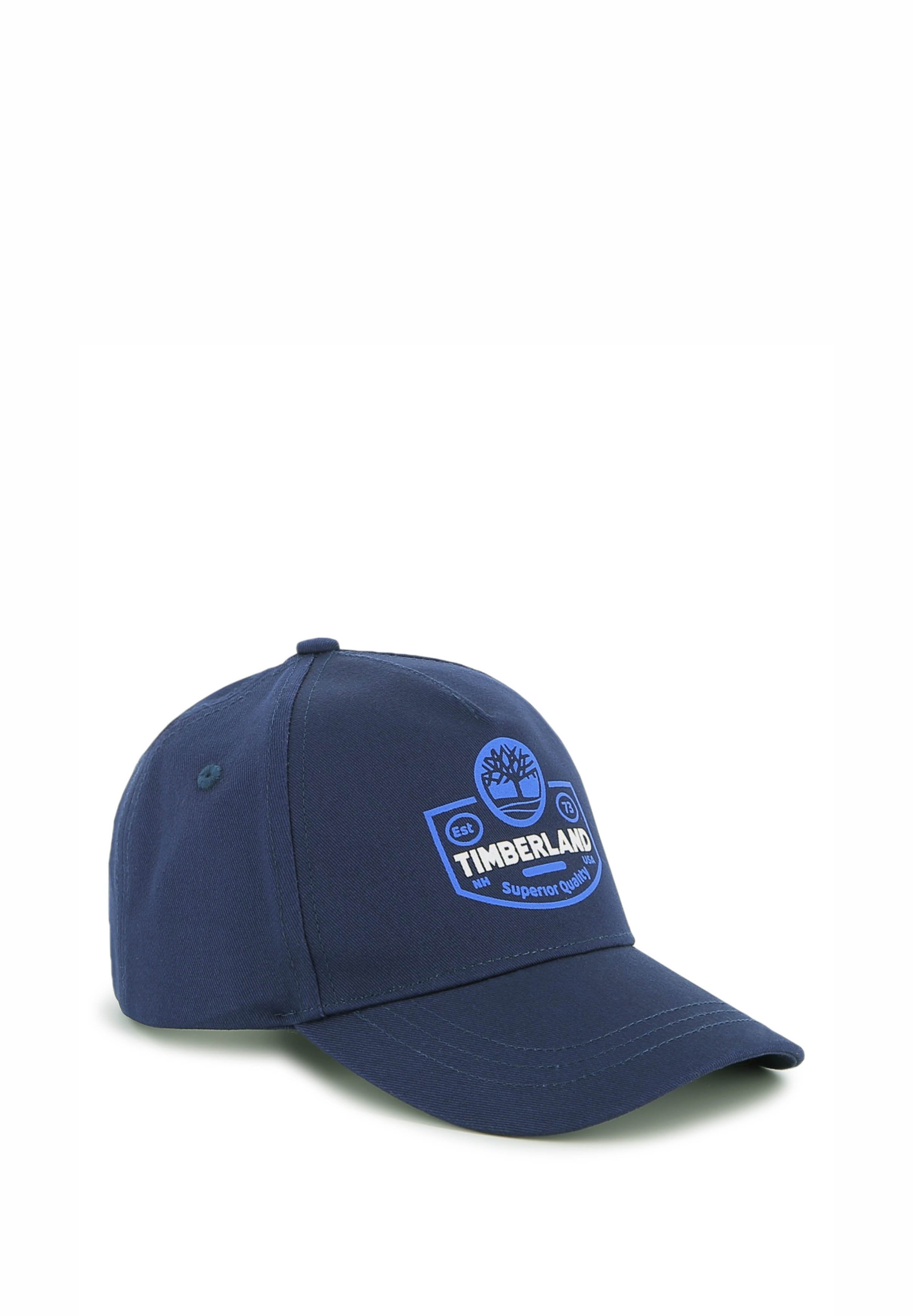 Marineblaue Timberland-Basketballmütze mit gebogenem Schirm und Logo-Patch, das einen Baum und Text in Hellblau auf der Vorderseite zeigt.