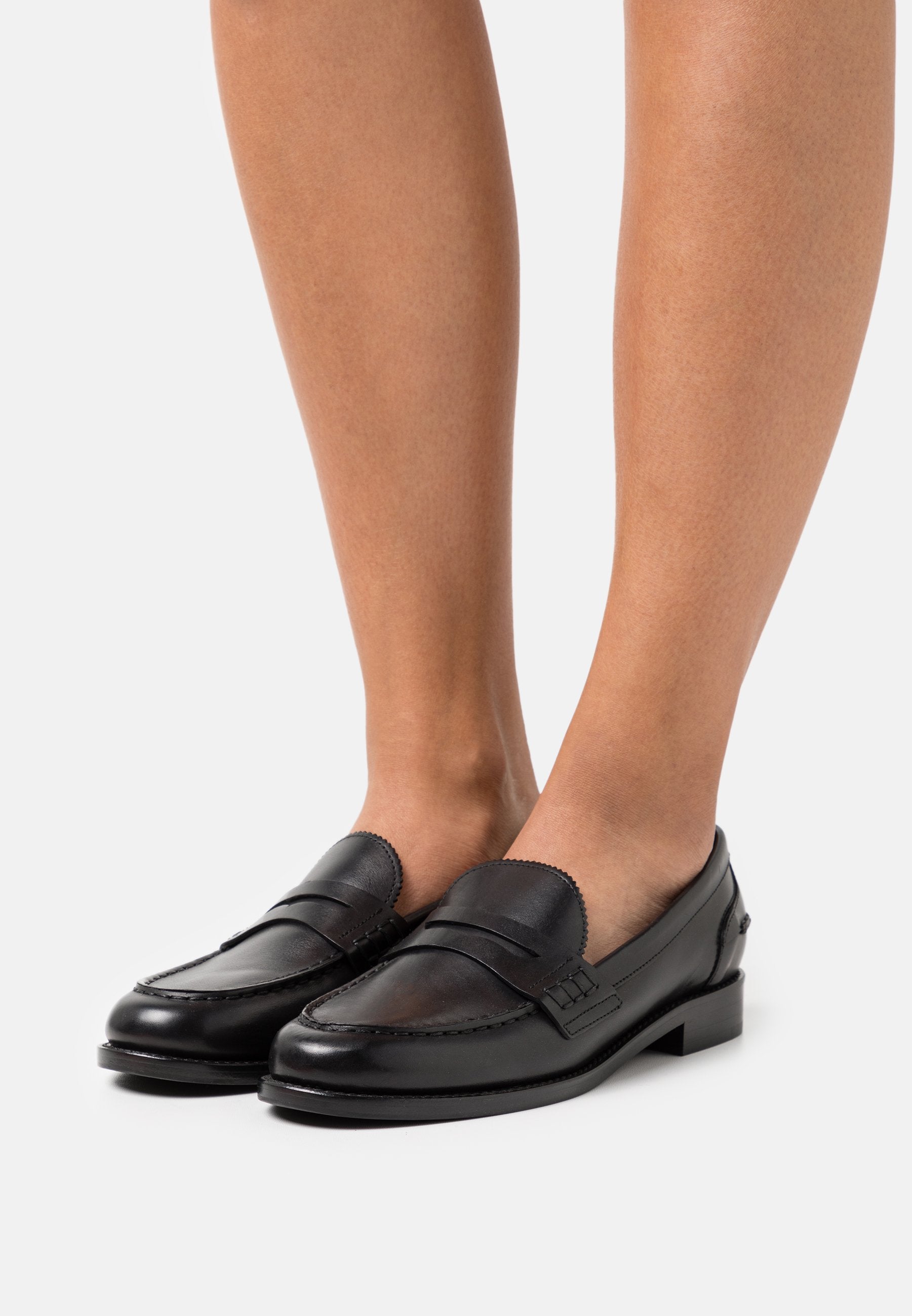 CLOSED LOAFER