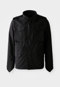 Schwarze Herrenjacke mit vier vorderen Klapptaschen, geknöpften Schultern und hohem Kragen, auf einem weißen Hintergrund präsentiert.