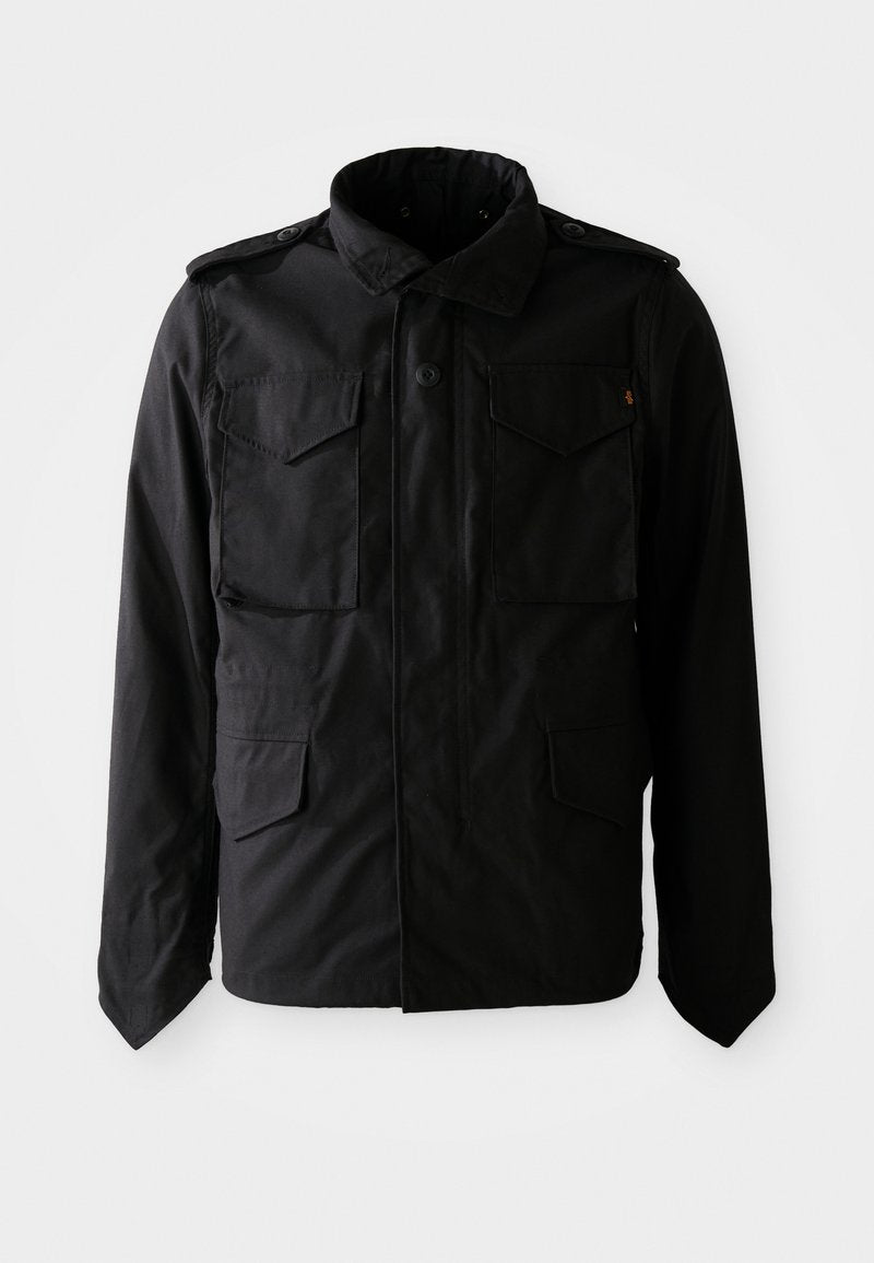 Schwarze Herrenjacke mit vier vorderen Klapptaschen, geknöpften Schultern und hohem Kragen, auf einem weißen Hintergrund präsentiert.