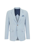 Hellblaues Blazer aus strukturiertem Stoff, mit zwei vorderen Taschen und einem marineblauen Futter, das ein gemustertes Taschentuch enthält.