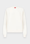 Weißes Sweatshirt mit langen Ärmeln und Rundhalsausschnitt, mit gerippten Bündchen und Saum, versehen mit einem kleinen roten Logotag am Kragen.
