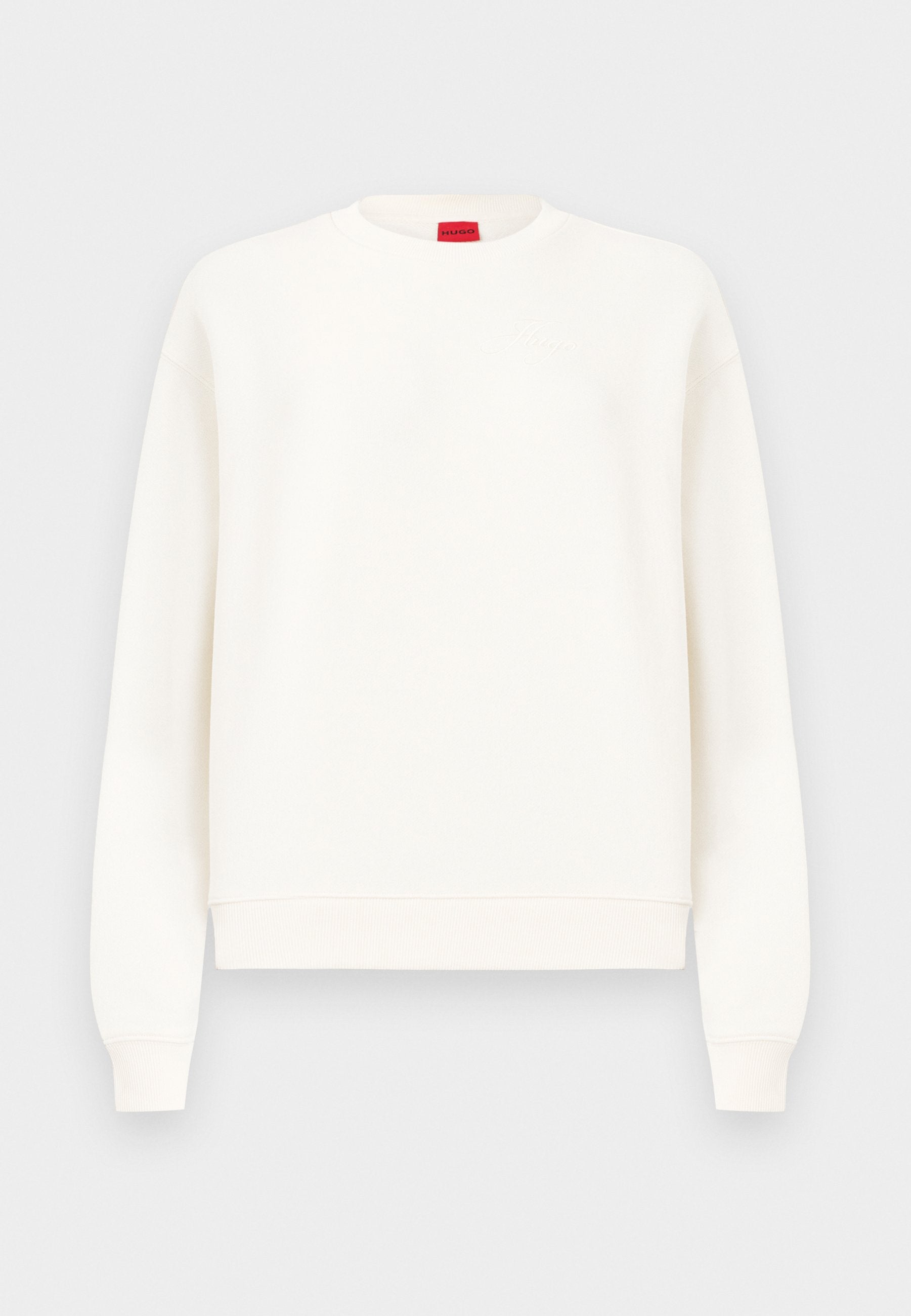 Weißes Sweatshirt mit langen Ärmeln und Rundhalsausschnitt, mit gerippten Bündchen und Saum, versehen mit einem kleinen roten Logotag am Kragen.