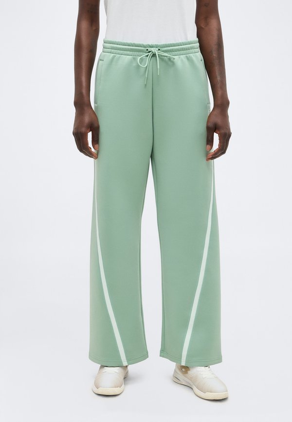 Nike Performance NIKECOURT ADVANTAGE - Tracksuit bottoms - steam/white