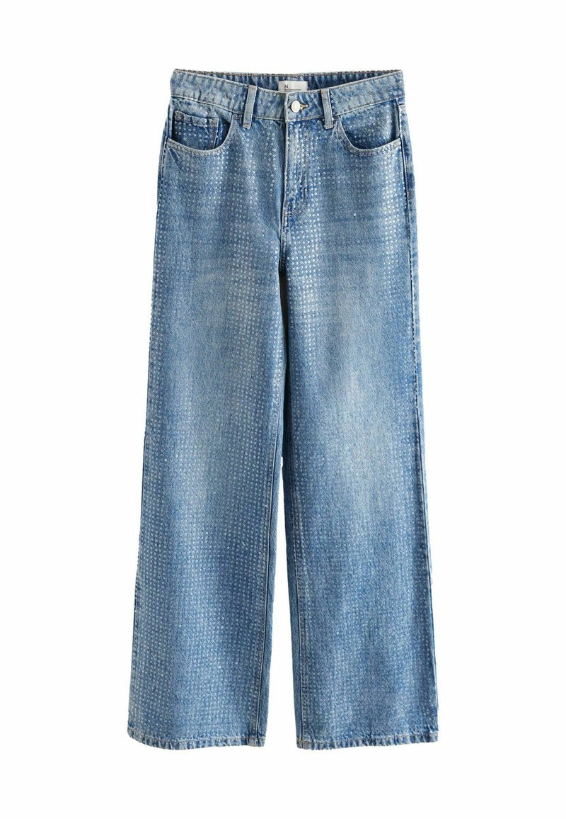 Hellblaue Denim-Jeans mit weitem Bein, strukturiertem Muster, fünf Taschen, Knopfverschluss und fransigem Saum.
