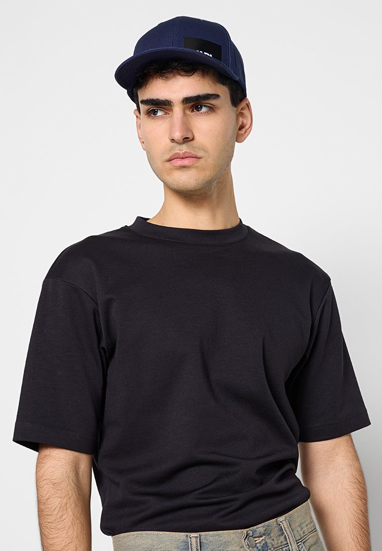KARL LAGERFELD Cap Media 2
