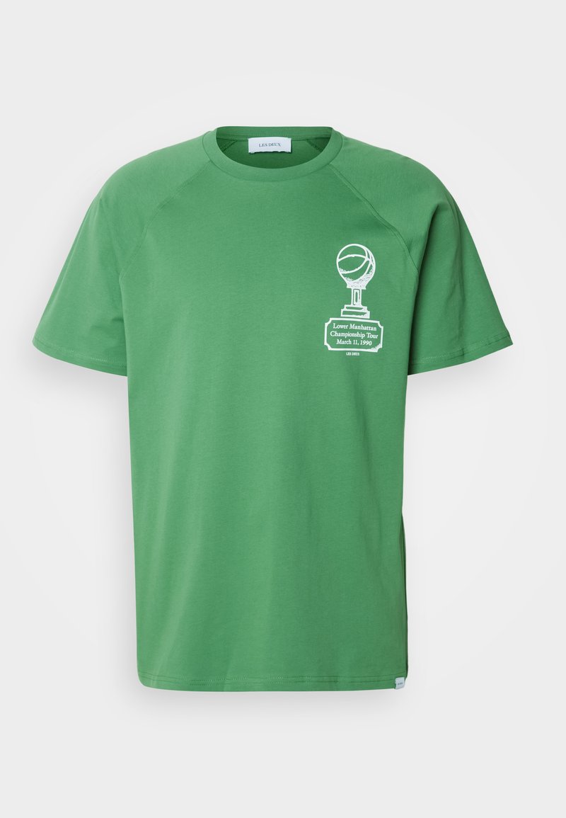 Grünes Baumwoll-T-Shirt mit Rundhalsausschnitt und kurzen Raglanärmeln. Das Front-Graphic zeigt einen Basketball-Pokal mit darunter stehendem Text.