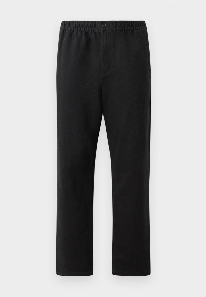 Schwarze elastische Hose mit Knopfverschluss, geradem Bein-Design und Seitentaschen, auf einem weißen Hintergrund präsentiert.