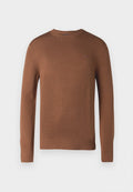 Brauner gestrickter Pullover mit langen Ärmeln und rundem Halsausschnitt. Gerippter Saum und Bündchen. Kleines Logodetail auf der Brust.