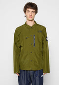 Olivgrüne wasserdichte Jacke mit durchgehender Knopfleiste, Brusttasche und Logodetail. Der Stoff wirkt strukturiert und leicht.