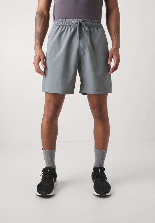 Nike Performance FORM SHORT - Sports shorts - smoke grey/black