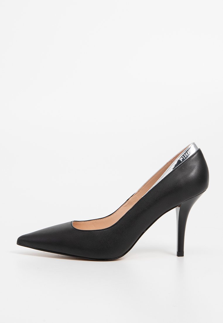 Schwarzer High Heel-Pumpschuh mit spitzem Zehenbereich, glattem Lederoberteil und metallischem silbernem Akzent am Fersenrücken. Klassisches Design.