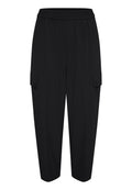 Schwarze Cargo-Hosen mit lockerer Passform, elastischem Bund, zwei seitlichen Taschen und zwei Klappentaschen an den Oberschenkeln. Glatte Stofftextur.