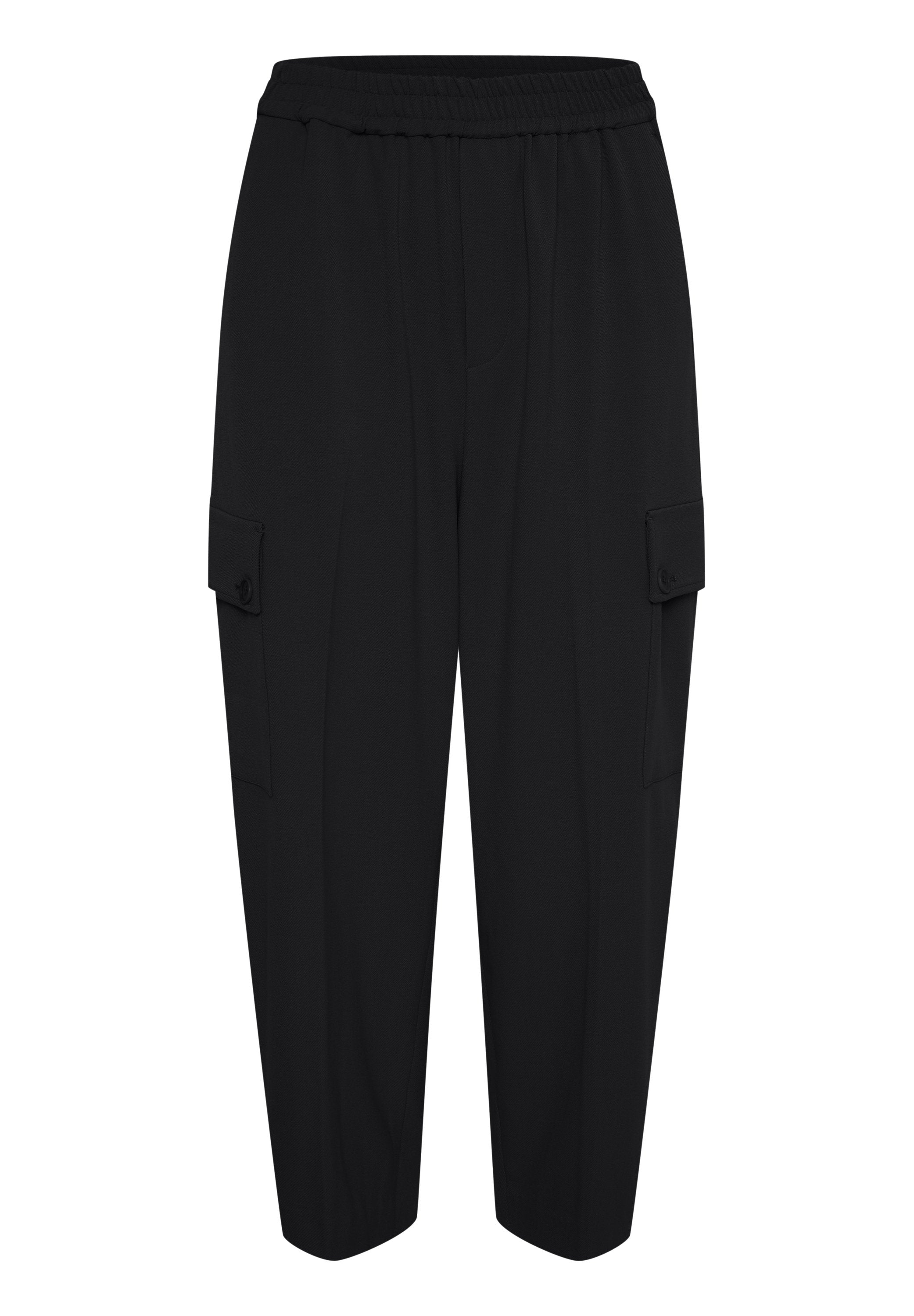 Schwarze Cargo-Hosen mit lockerer Passform, elastischem Bund, zwei seitlichen Taschen und zwei Klappentaschen an den Oberschenkeln. Glatte Stofftextur.