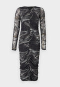 Langärmliges, schwarzes, gerafftes Kleid mit einem strukturierten Muster, das Schuppen ähnelt, tiefem V-Ausschnitt und schlanker Silhouette.