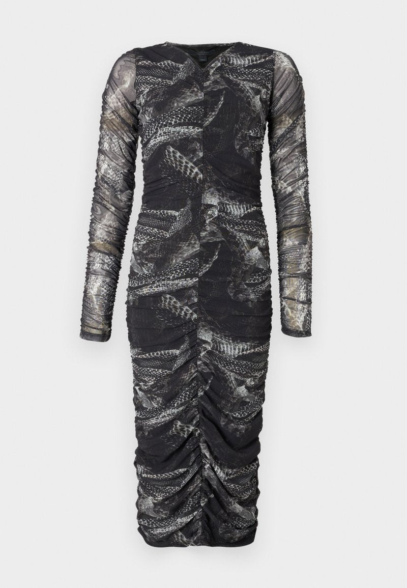 Langärmliges, schwarzes, gerafftes Kleid mit einem strukturierten Muster, das Schuppen ähnelt, tiefem V-Ausschnitt und schlanker Silhouette.
