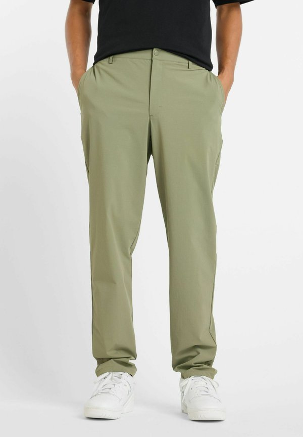 New Balance ATHLETICS RIPSTOP STANDARD TAPERED PANT 30" - Trousers - dark olivine