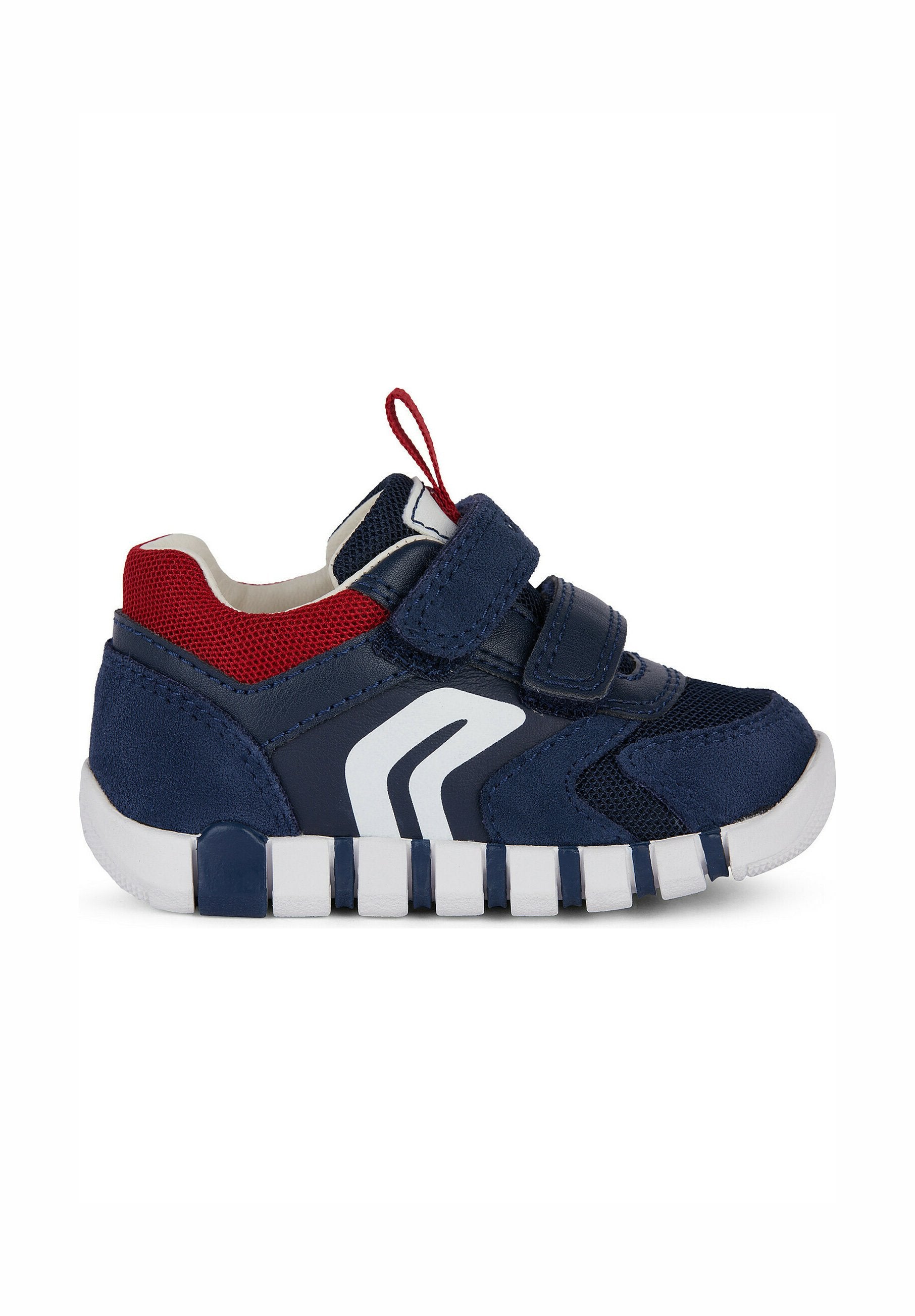 Marineblaue Sportschuhe mit roten Netzdetails, weißem Logo und Klettverschluss. Sie verfügen über ein strukturiertes Obermaterial und eine weiße segmentierte Sohle.