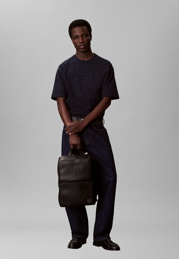 Calvin Klein CALVIN KLEIN SLIM SAFFIANO EMBLEM LOGO BACKPACK UNISEX - Rucksack - black
