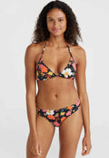 Blumiges Bikini-Set mit schwarzem Hintergrund und leuchtend orangefarbenen, rosa und weißen Blumen. Das Material wirkt glatt und hat einen klassischen Dreiecksschnitt.