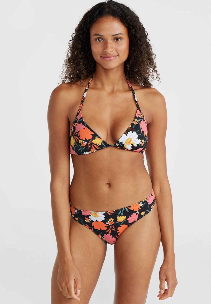 Blumiges Bikini-Set mit schwarzem Hintergrund und leuchtend orangefarbenen, rosa und weißen Blumen. Das Material wirkt glatt und hat einen klassischen Dreiecksschnitt.