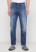 Jeans-Jogger, hellblau mit einem verblassten Muster. Mit elastischem Bund, seitlichen Taschen und geraden Beinen.