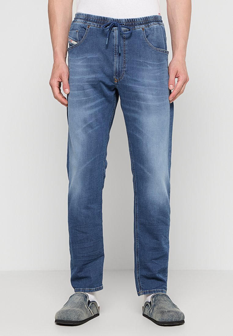 Jeans-Jogger, hellblau mit einem verblassten Muster. Mit elastischem Bund, seitlichen Taschen und geraden Beinen.