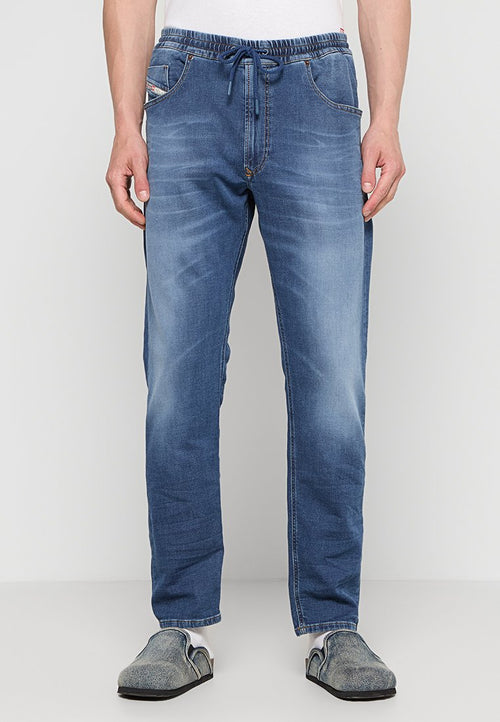 Jeans-Jogger, hellblau mit einem verblassten Muster. Mit elastischem Bund, seitlichen Taschen und geraden Beinen.