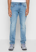 Hellblaue Jeans im Denim-Stil mit geradem Schnitt, fünf Taschen und dezenten Verwaschungseffekten. Getragen mit grauen Sportschuhen mit Mesh- und Gummielementen.