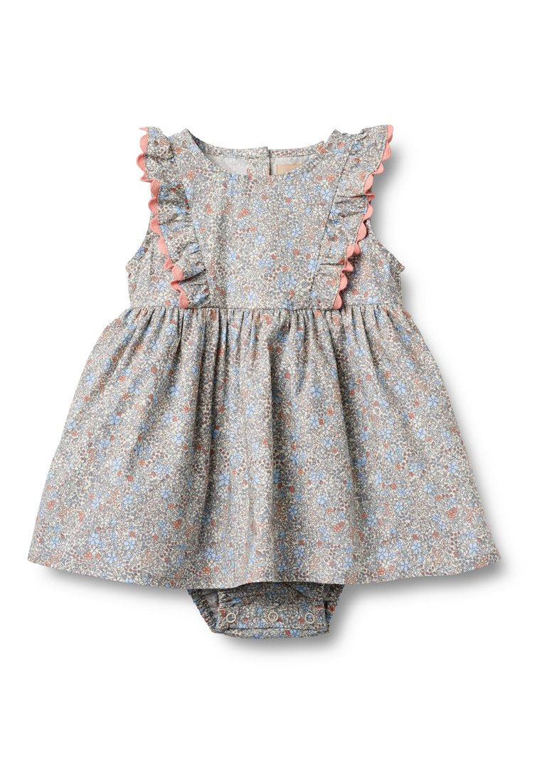 Blumenkleid mit gekräuselten Schulterakzenten, hellblauen und rosa Mustern auf grauem Hintergrund und einem Höschenboden mit Druckknopfverschluss.