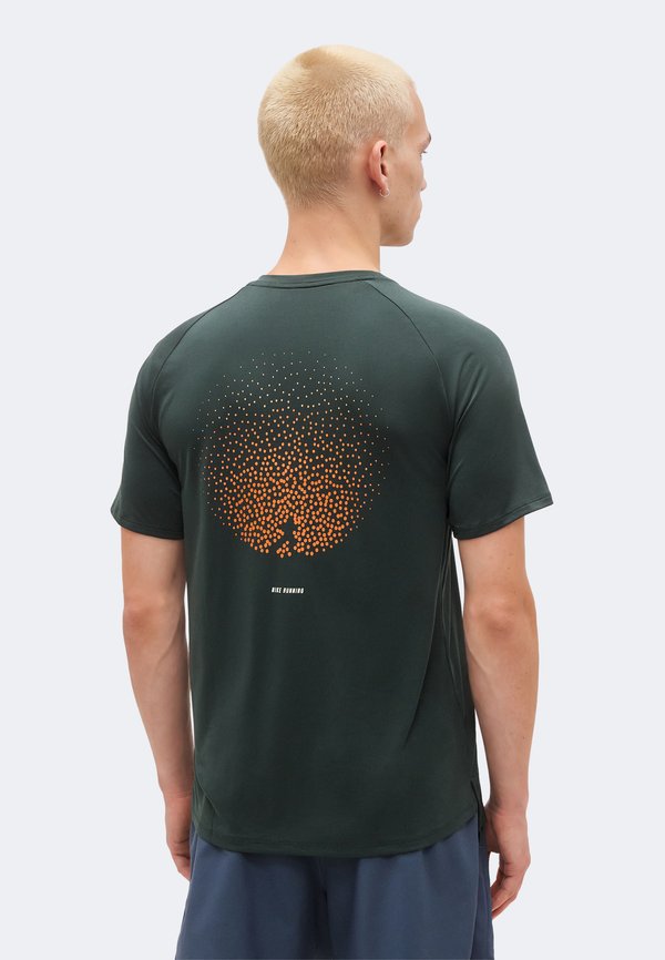 Nike Performance STRIDE - Sports T-shirt - black spruce