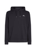 Schwarzer Hoodie aus weichem Stoff, mit einer vorderen Kängurutasche, verstellbarem Kordelzugkapuze und einem kleinen weißen Logo auf der Brust.