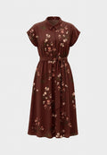 Braunes Midikleid mit Blumenmuster, kurzen Ärmeln, Kragen, Knopfleiste vorne und Taillengürtel.