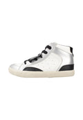 Weißer und silberner High-Top-Sneaker mit schwarzen Akzenten, schwarzen Schnürsenkeln, perforierter Seitenfläche und beiger Sohle, von der Außenseite betrachtet.