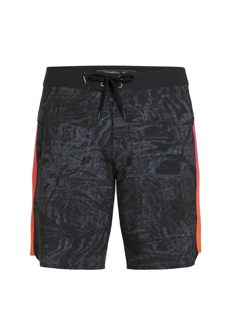 Schwarze und dunkelgraue gemusterte Badehose mit schwarzem Bund, schwarzem Kordelzug und rot-orangefarbenen Seitenpanele.