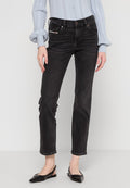 Schwarze Denim-Jeans mit geradem Bein, Knopfverschluss und fünf Taschen. Kombiniert mit einem hellblauen, gerippten Oberteil und schwarzen flachen Schuhen.