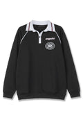 Schwarzer Langarm-Polo-Pullover mit weißem Kragen und roten Streifenakzenten. Mit gesticktem Logo und dem Text „KURZE TAGE LANGE NÄCHTE“. 