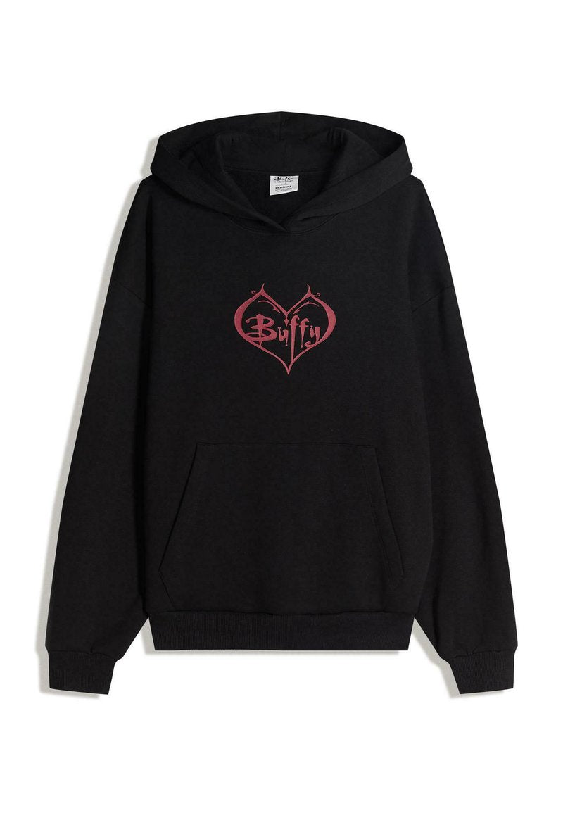 Schwarze Baumwollkapuzenjacke mit einem roten Herzdesign, das den Text "Buffy" enthält. Verfügt über eine Fronttasche und gerippte Bündchen.